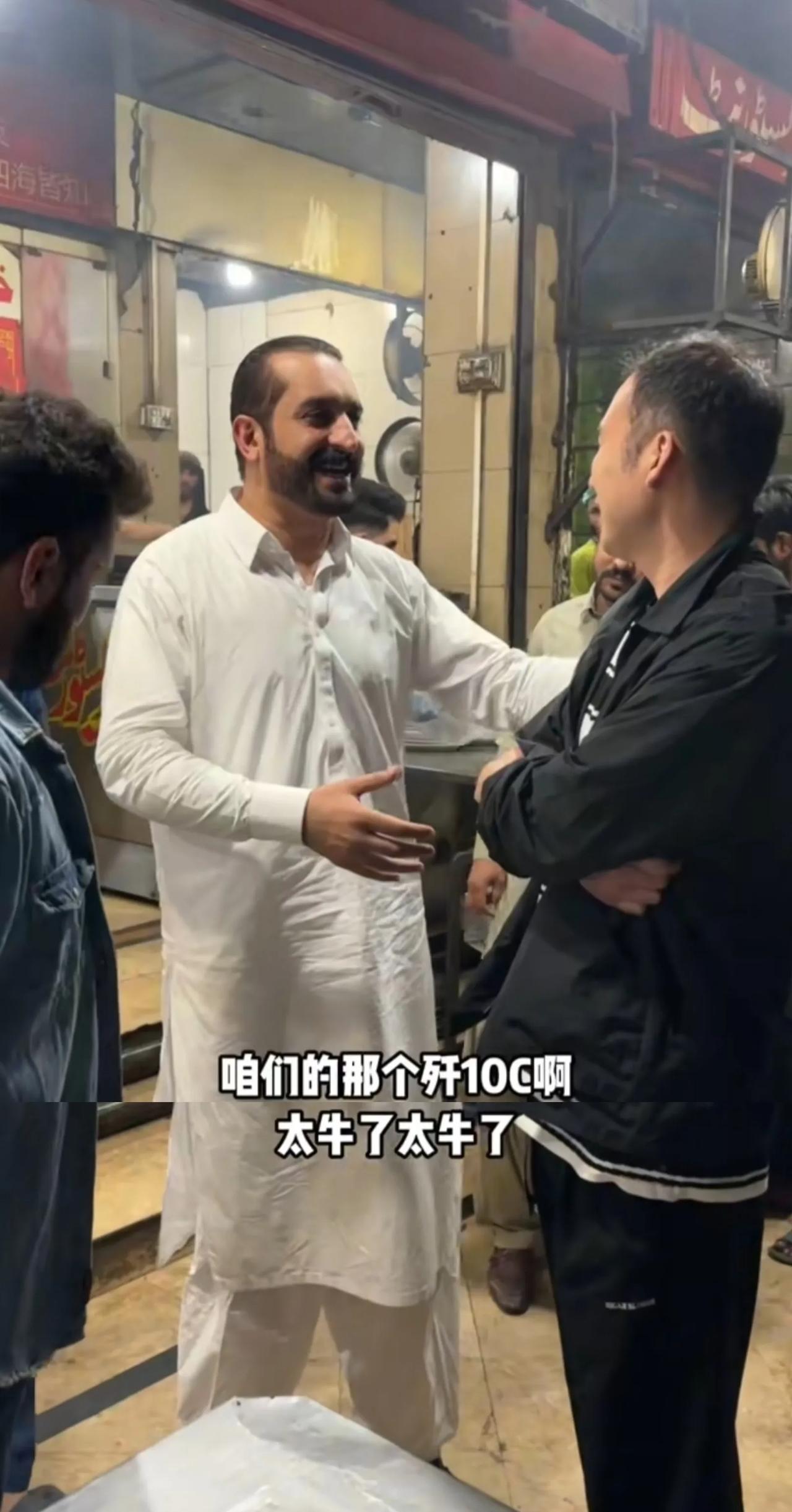 泪目！5月8日国人在巴基斯坦晚上出门吃饭，当餐馆老板得知是中国人后，盛赞了咱们
