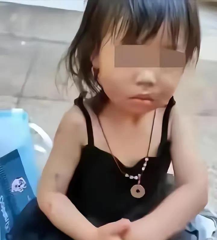 一家三口都是未成年？广东佛山一两岁小女孩，哭着追赶一个少年，警察将女孩带走后才知