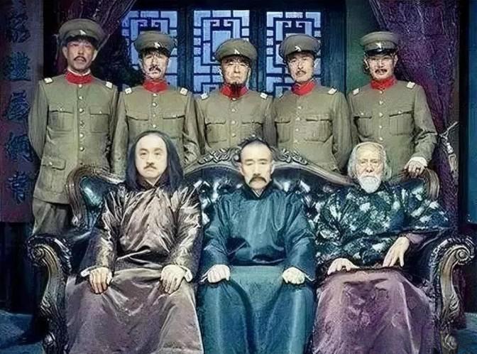 张作霖路过辽中，在街上遇到包瞎子，看到包瞎子周围人挺多，就蹲在一旁等着，等别人算