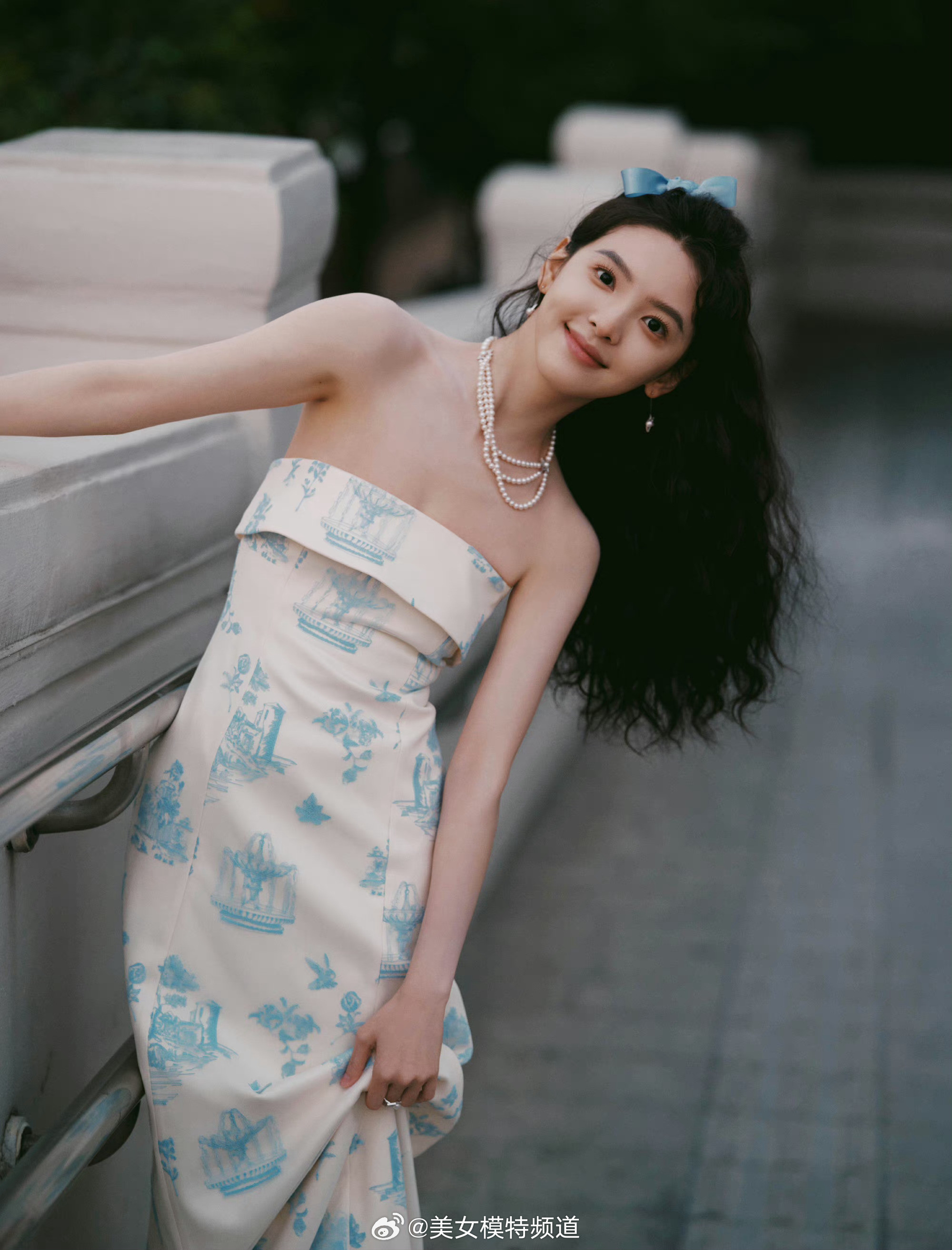 章若楠明艳甜美抹胸裙写真