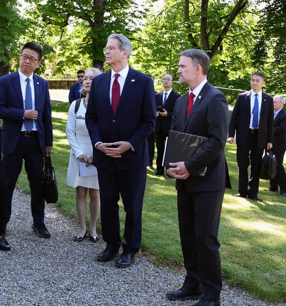 钟岚，这位国务院翻译，又出现在中美会谈现场了。上次阿拉斯加会谈，她一头紫发，