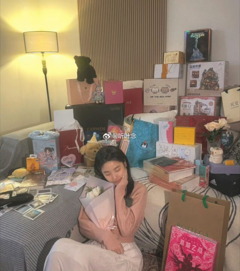 半藏森林也30岁了。话说网红过个生日为啥能收到这么多礼物🎁啊
