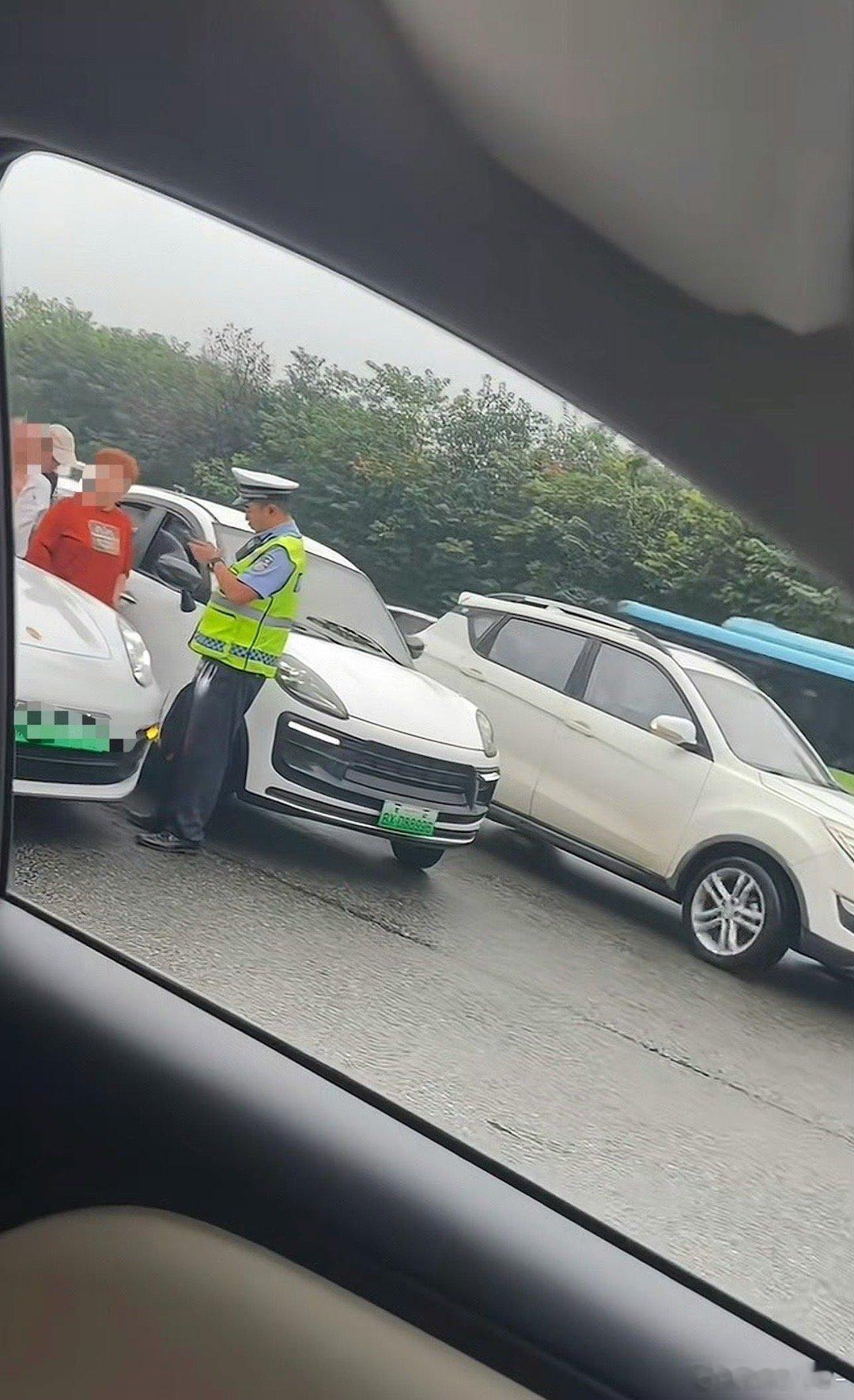 汽车老头乐车主心想：这不撞上我的车友了嘛！怎么比我长这么多，这对吗？老头乐保