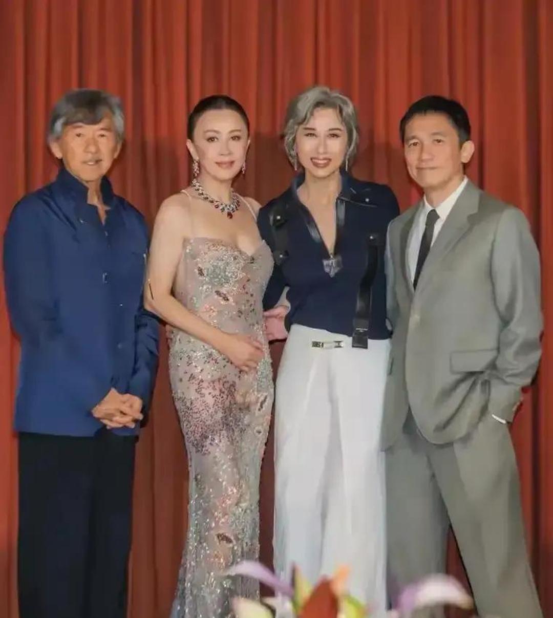 60岁刘嘉玲和64岁叶倩文站在一起，没想到气场竟然被碾压了。