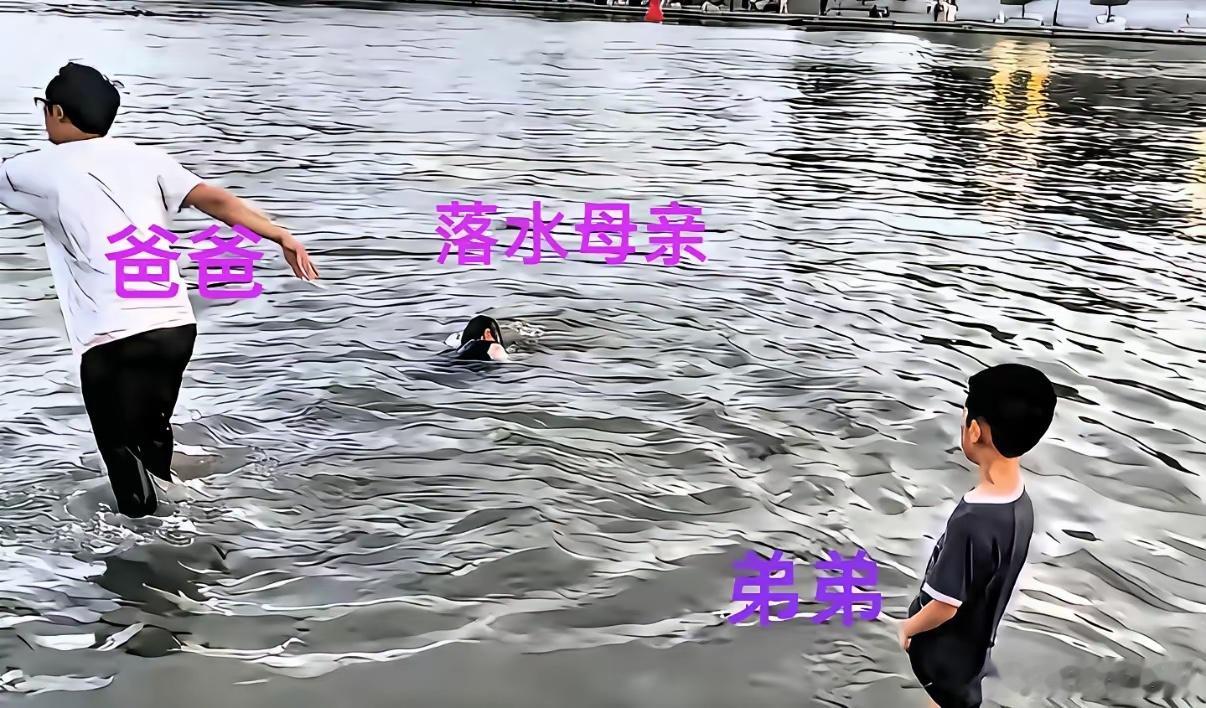 太绝望了，这位父亲眼睁睁的看着最爱的两个人被河水卷走。大声呼喊岸边的路人：有谁会