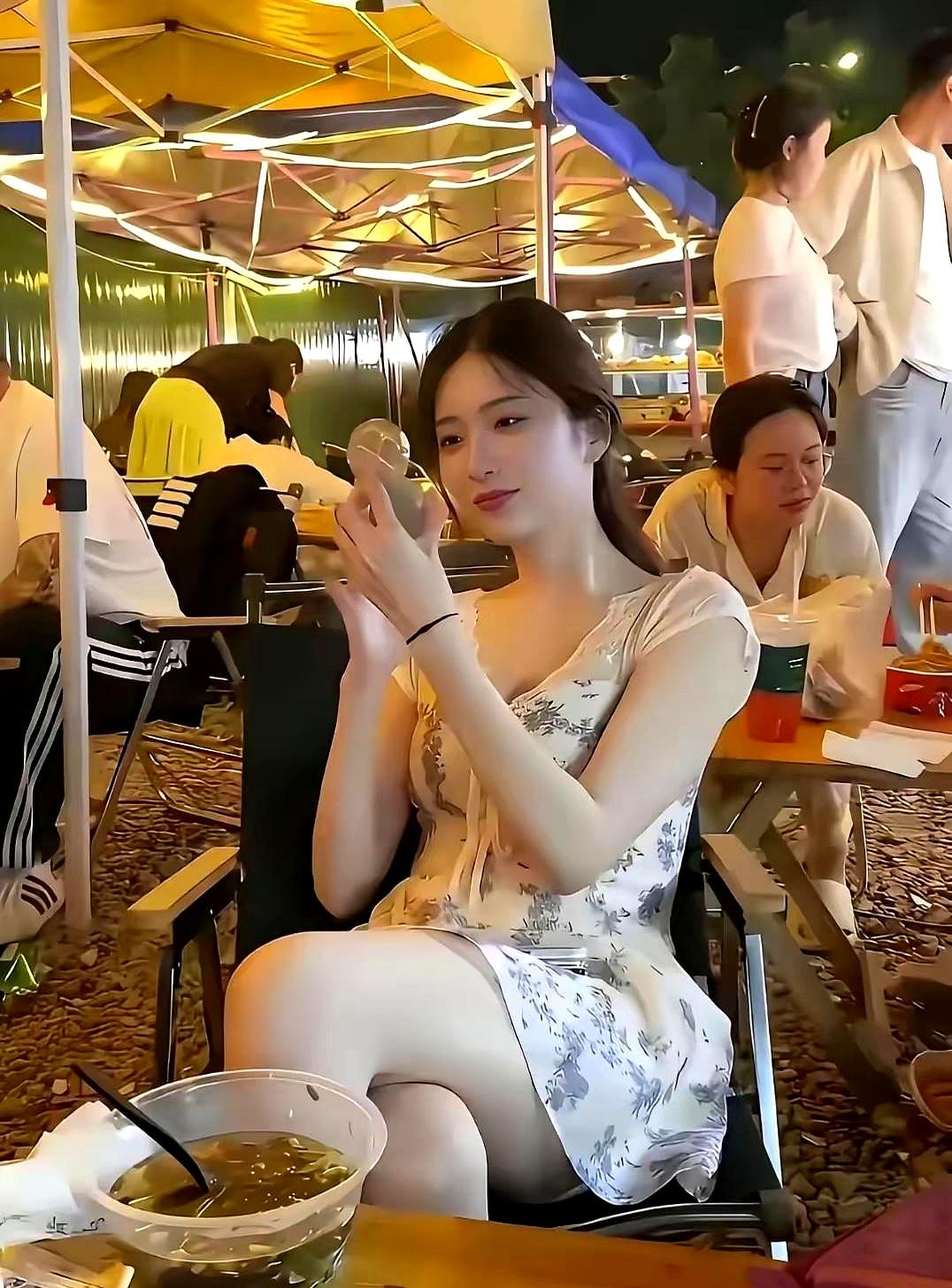 哥几个，要是现在桌上摆着两份相亲简历：一边是颜值吊打网红但谈过3个前任的漂亮姑娘