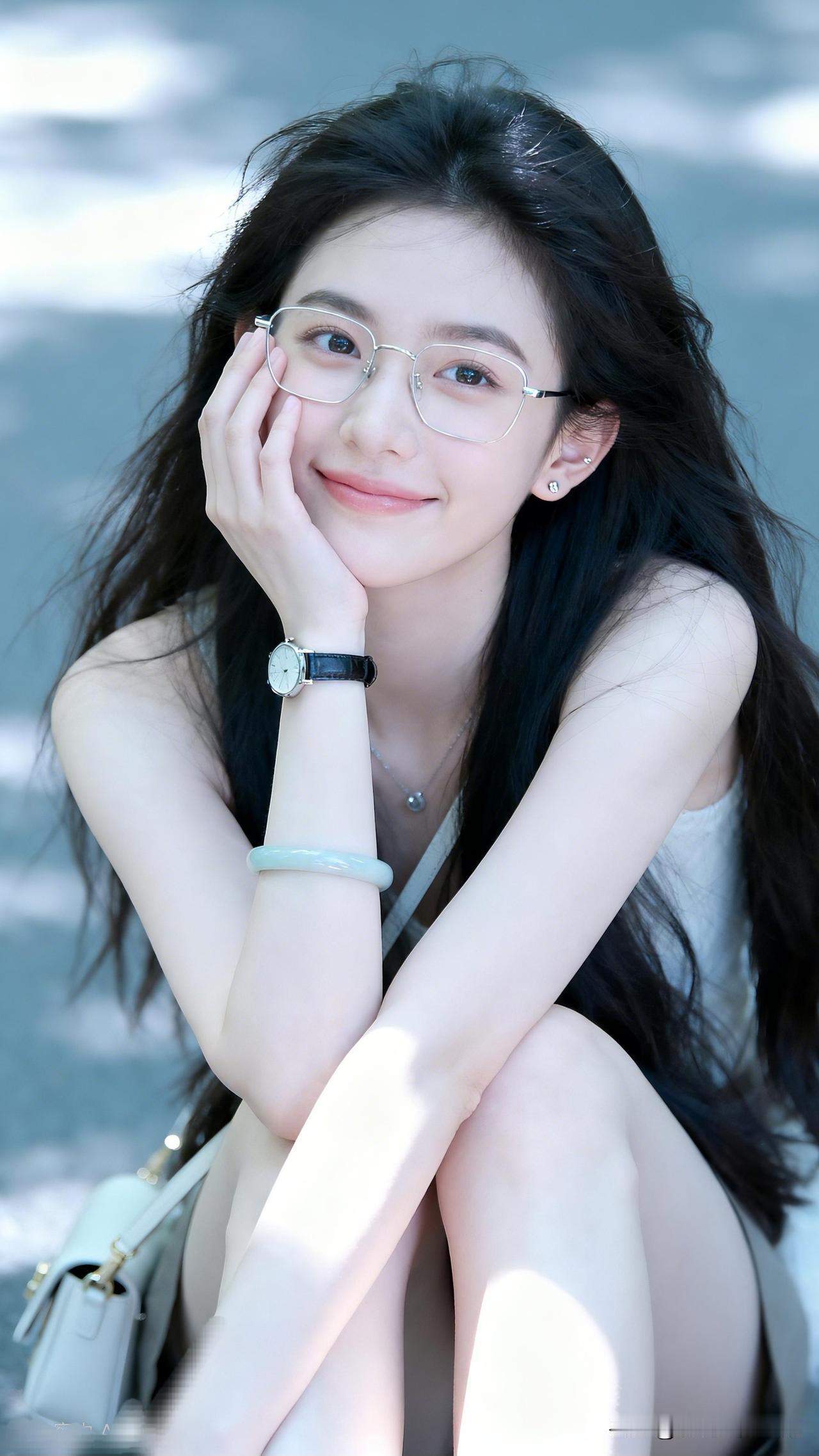 镜中人影笑，清风拂面来。多少岁的女孩最美元气少女，微笑如阳光般灿烂！😊🌞