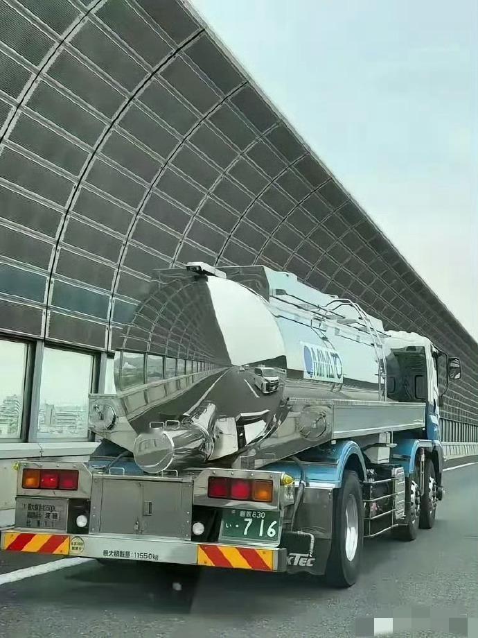 日本的食用油罐车，感觉就好变态