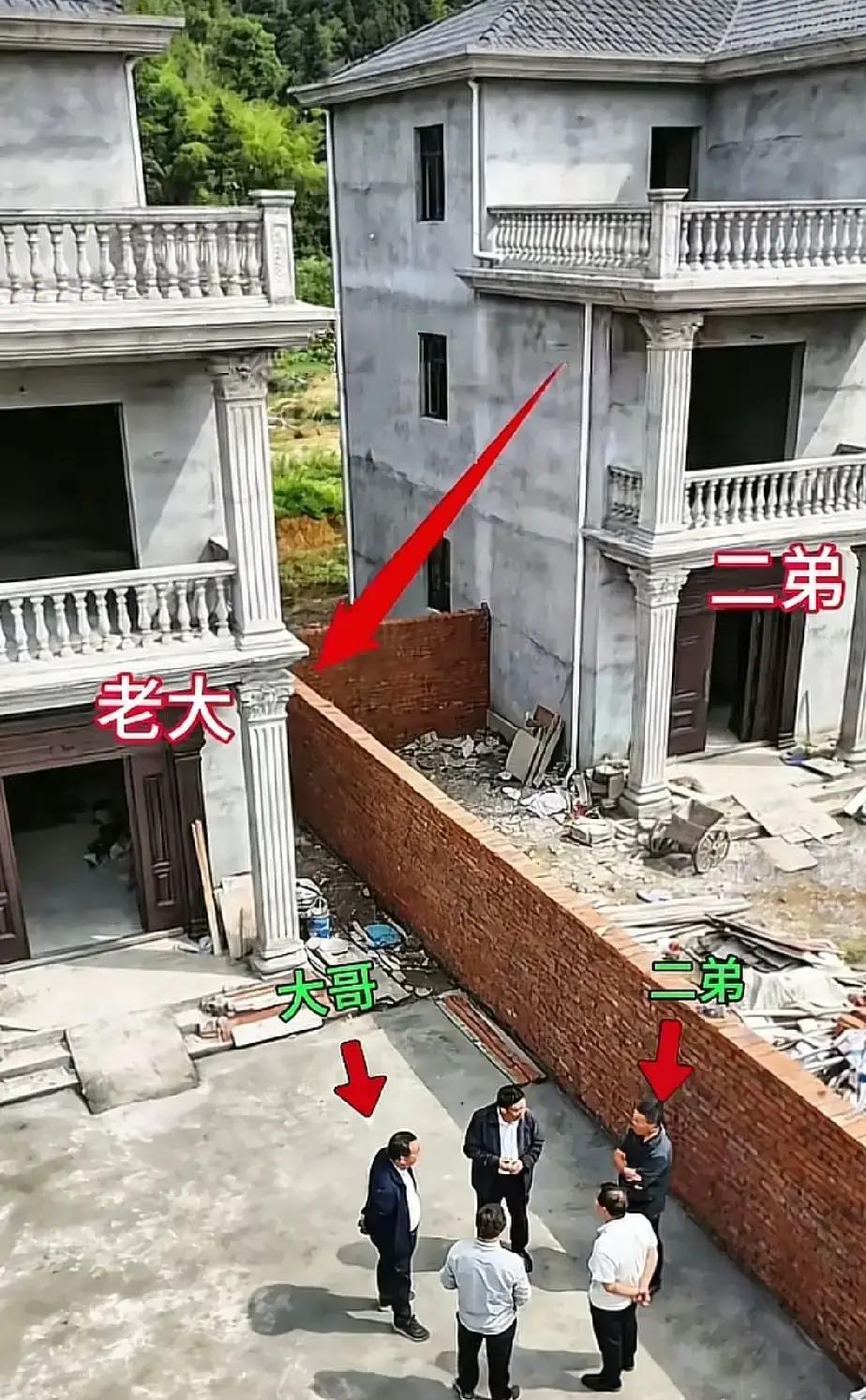 大哥离家干活，二弟直接在大院中间砌起两米砖墙，把院子一分为二。视频里墙已经干透
