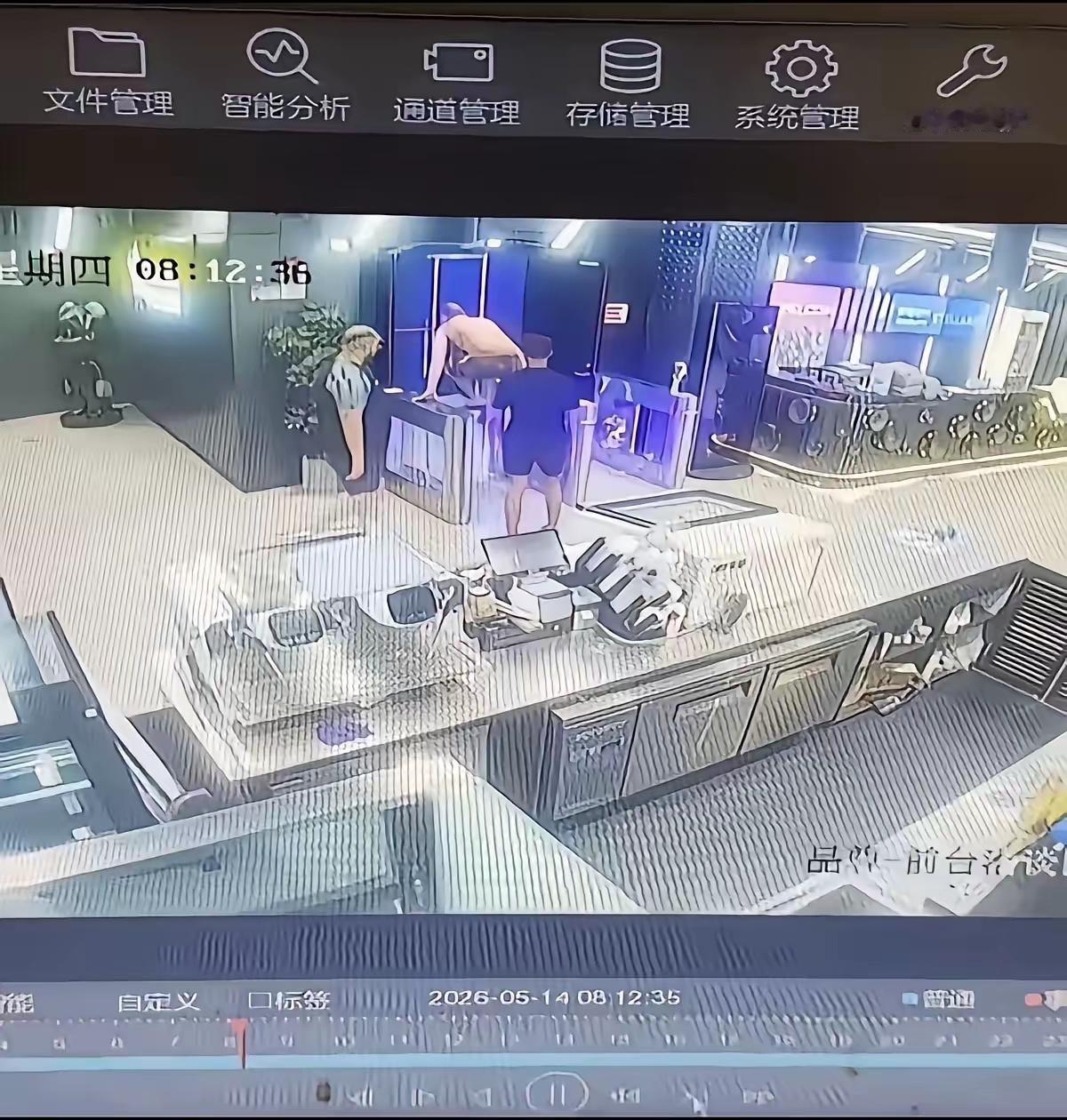 中国绝不是外国人的法外之地！5月19日上海，四名外籍男子在中国上演“零元购”。他
