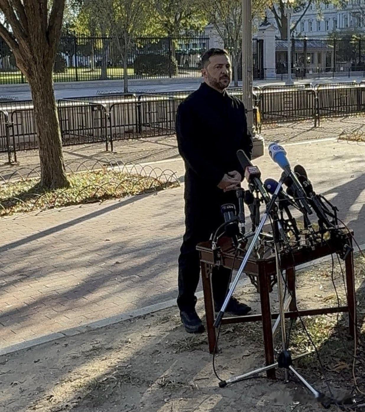 马路边小桌板泽连斯基被老美要求到街边开记者会可以想象他的憋屈和屈辱弱国无