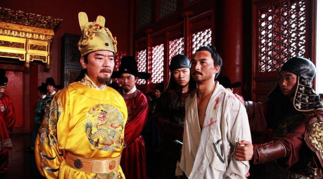 朱元璋见大臣韩宜可穿着打补丁的衣服，怀疑他在作秀，于是微服私访去他家。见他一家人