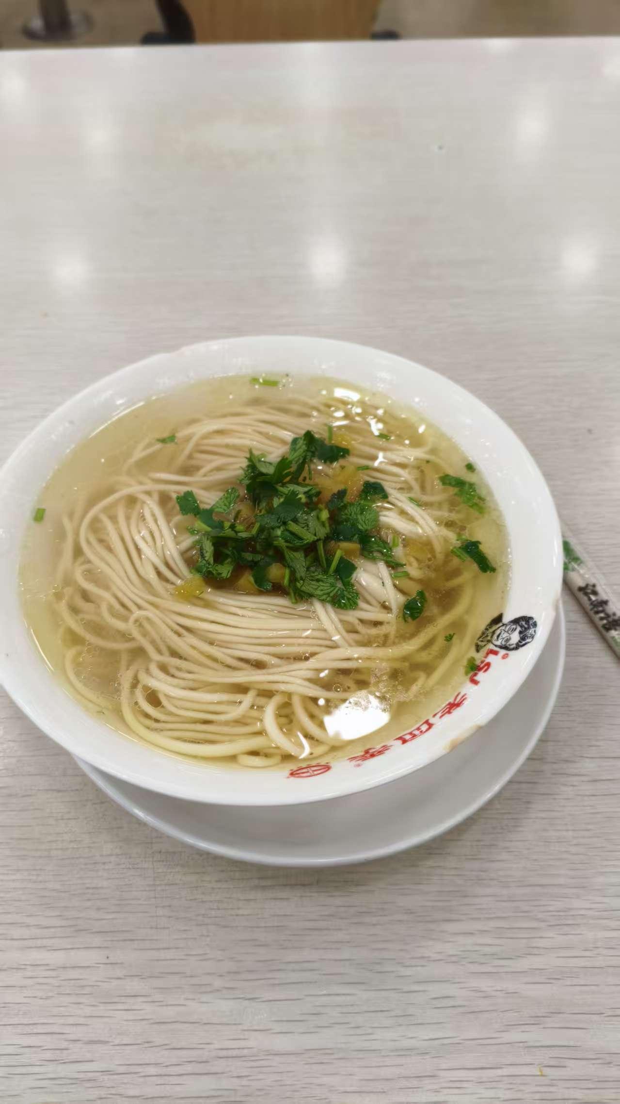 沈阳一碗面条5元好便宜啊！全国一碗面5元可以外面吃饭管饱的或许没有！另外这家店没