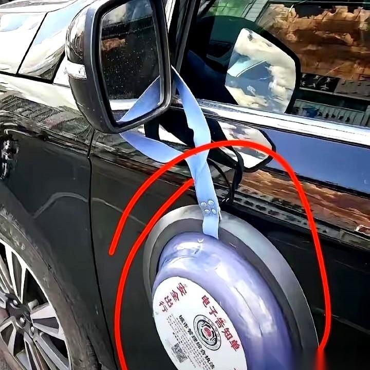 一个车主刚从路边公厕出来，前后也就几分钟，走到自己车旁边，整个人站住了。车门上