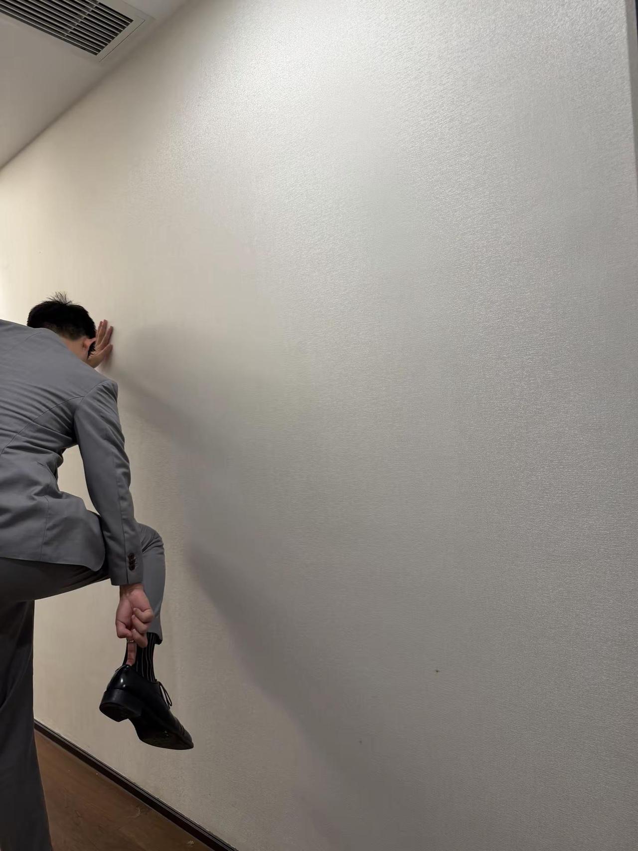 正装1。真的不考虑，陪我跨年？正装