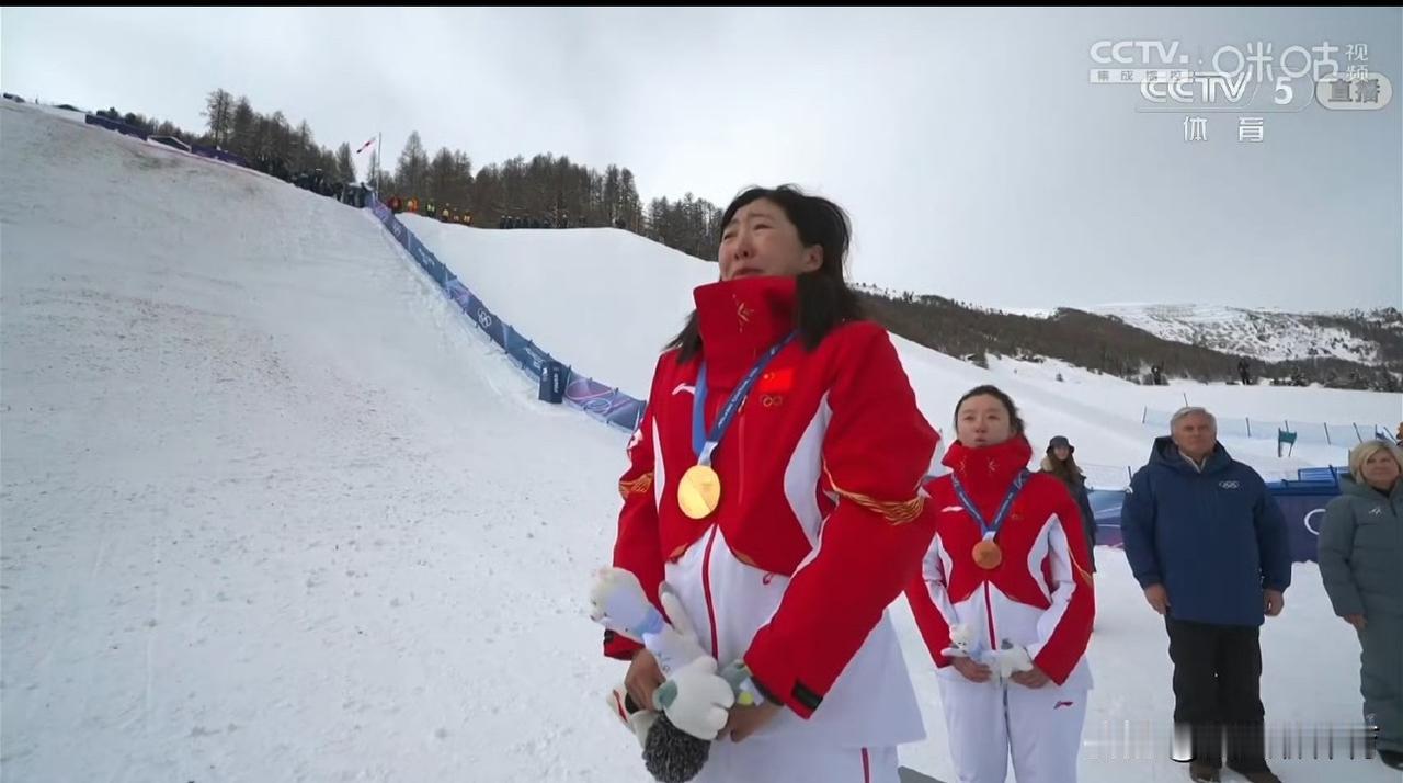 徐梦桃哭得泪流满面[哭哭][哭哭]颁奖台上的徐梦桃泪流不止，唱着国歌，哭得泣不成