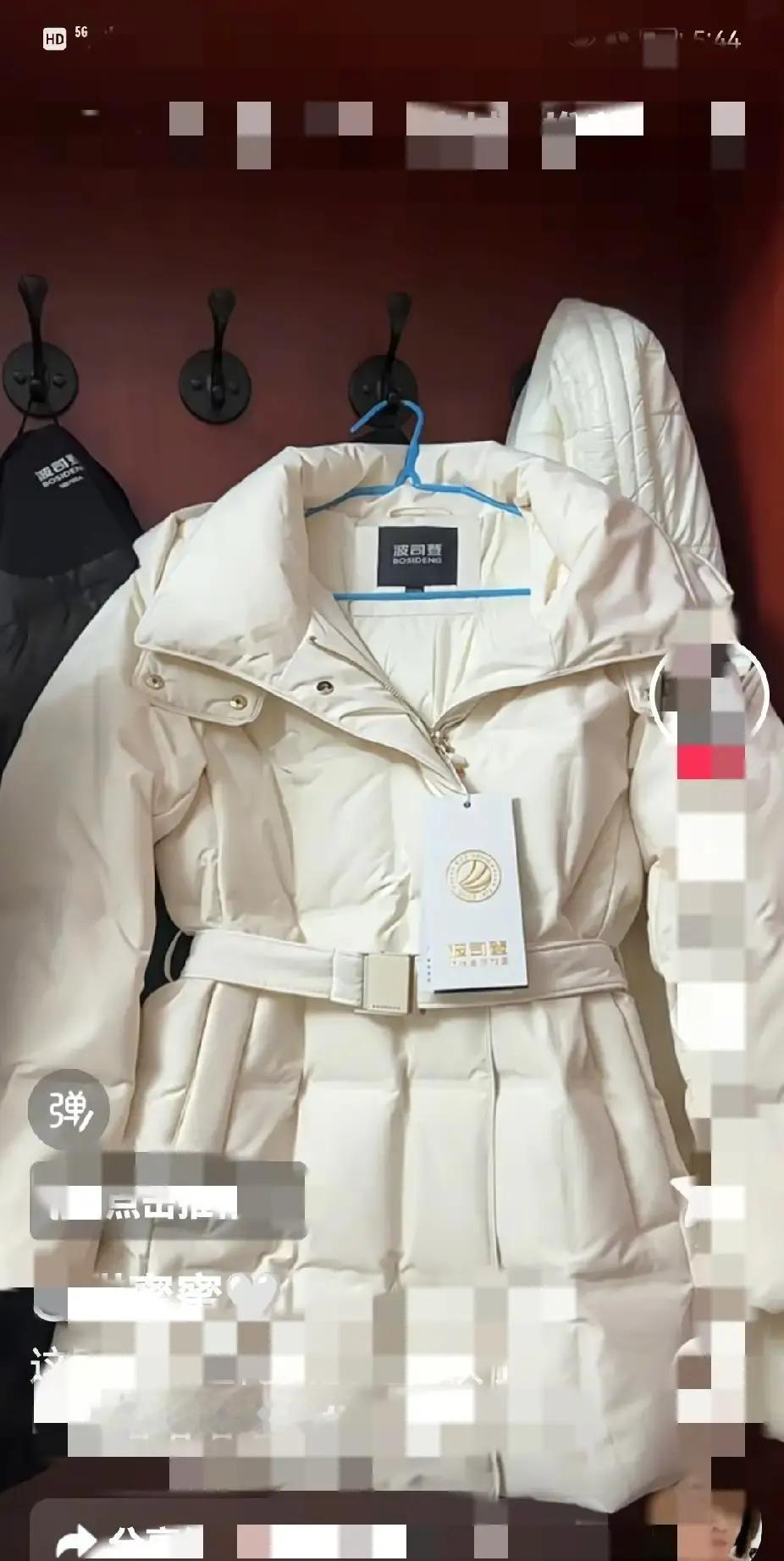 18亿次播放，腰带羽绒服杀疯了今年刷抖音，十个视频九个在晒老公递来的红色礼