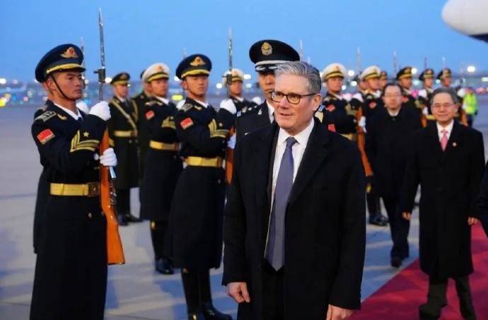 迎接英国首相斯塔默的仪仗队穿的好少啊！1月28日，北京天气有点寒冷，可是抵达北