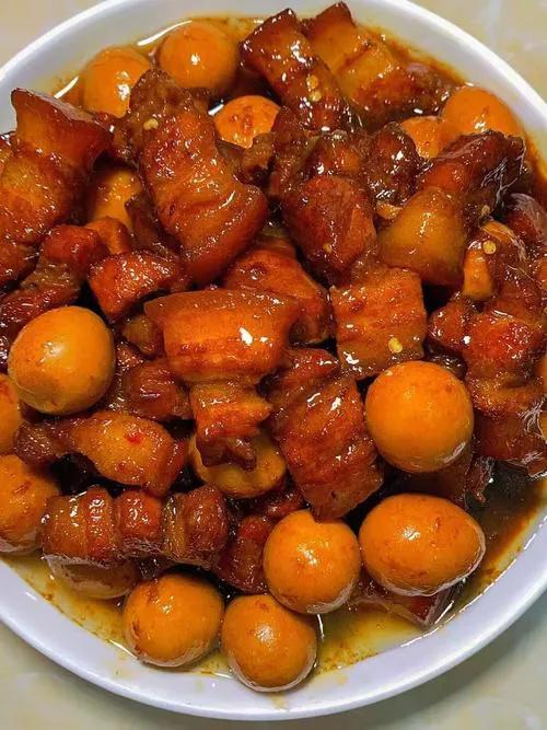 近日，有杭州网友发来一段视频，在一工地旁边的马路上，有一位热心人士在卖红烧肉盒饭