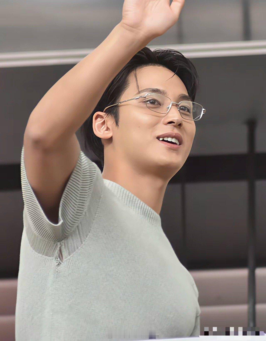 这……明星也会穿开线的衣服，这衣服质量也不咋地啊～​​​