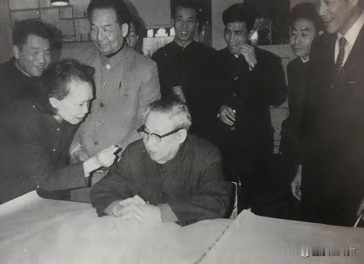 廖承志当场挨老婆训的照片。因为廖承志有严重的心脏病，医生不让吸烟。廖承志一下改不