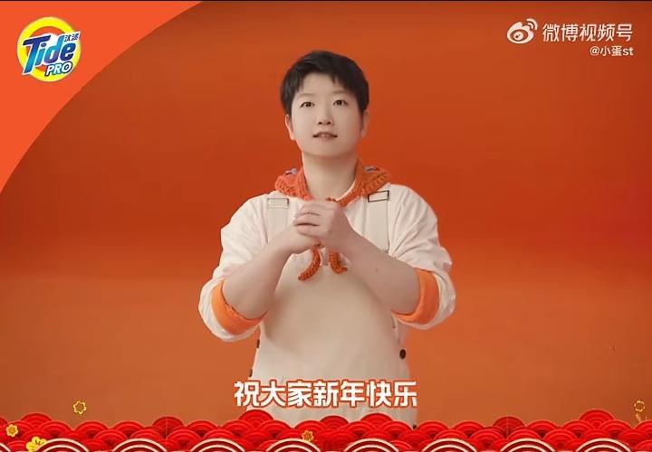 是超可爱的穿背带裤的莎莎呢[赞][笑着哭]，莎莎代言的产品大多是日用品，所以看着