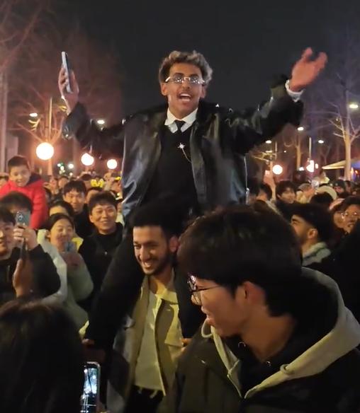 印度游客在华参加新年庆祝，大喊“印度NB”引发混乱，当场被警察带走！2026年