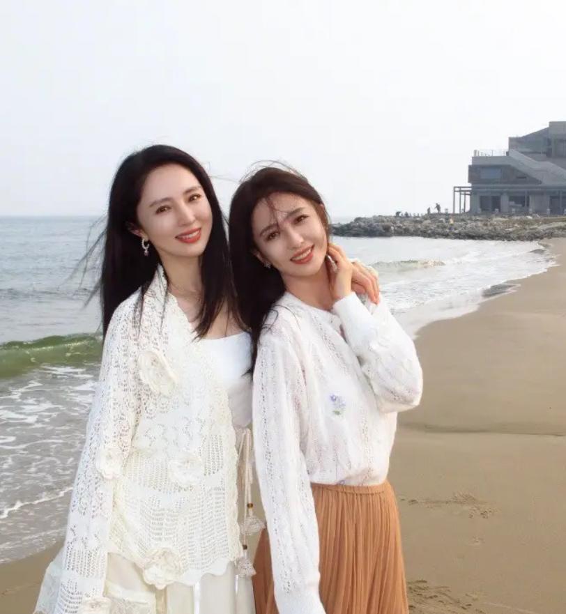 董璇佟丽娅带娃旅行！这俩女人咋带了6个娃？董璇公开官宣的亲生孩子只有1个，跟前