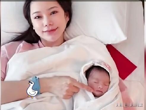 不得不说，老汪家的基因是真硬啊！刚看到麻六记发出来的照片，汪小菲这新儿子简