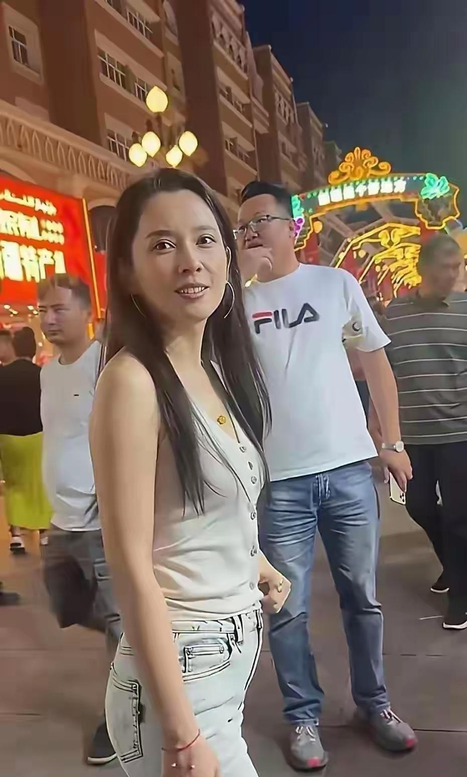 汪峰女友森林北，生图和精修图差别还挺大的！！！汪峰的现女友森林北，本名李巧