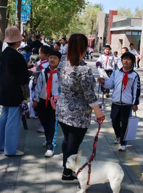 我是不会穿成这样接孩子，孩子应该也不喜欢妈妈穿成这样来接他。