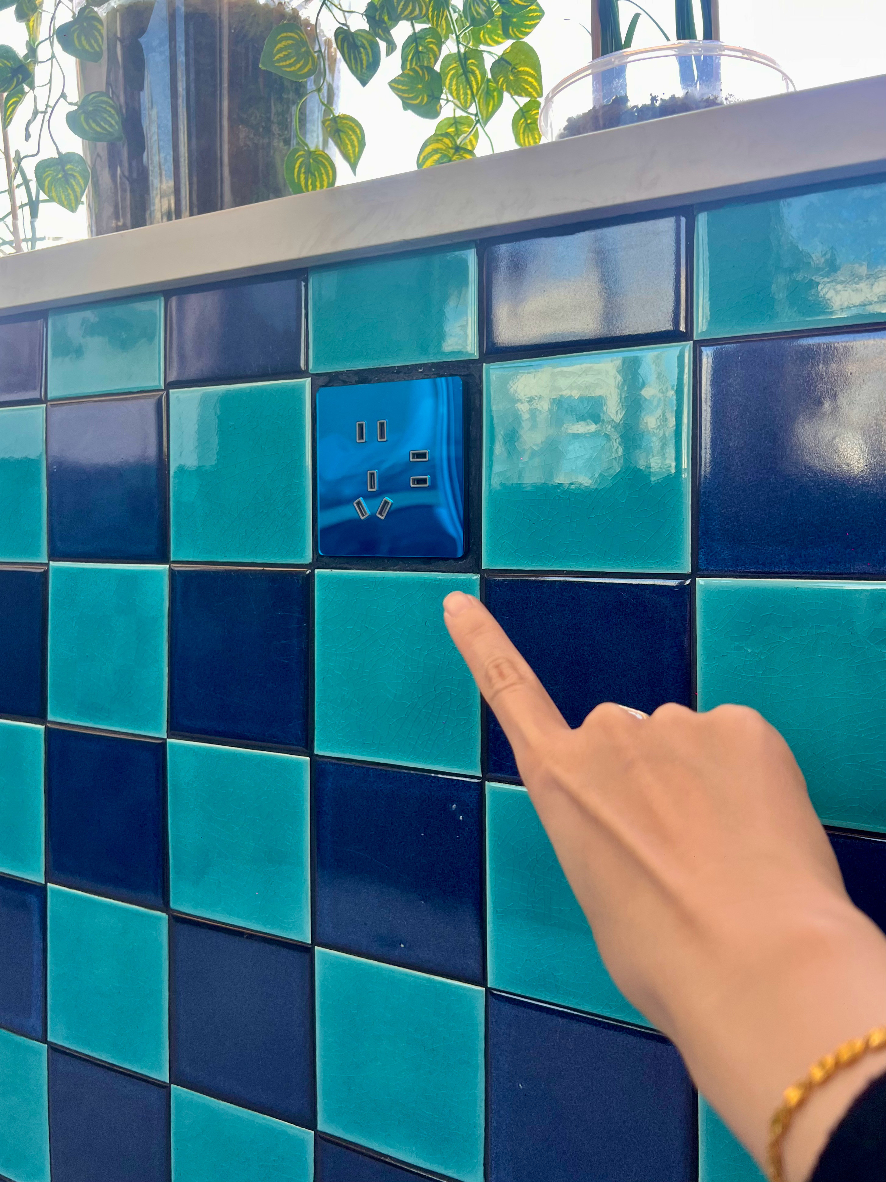 Chris最近在改造我们的生活阳台，目前水洗石铺了一半。之前这个阳台有渗水物业地