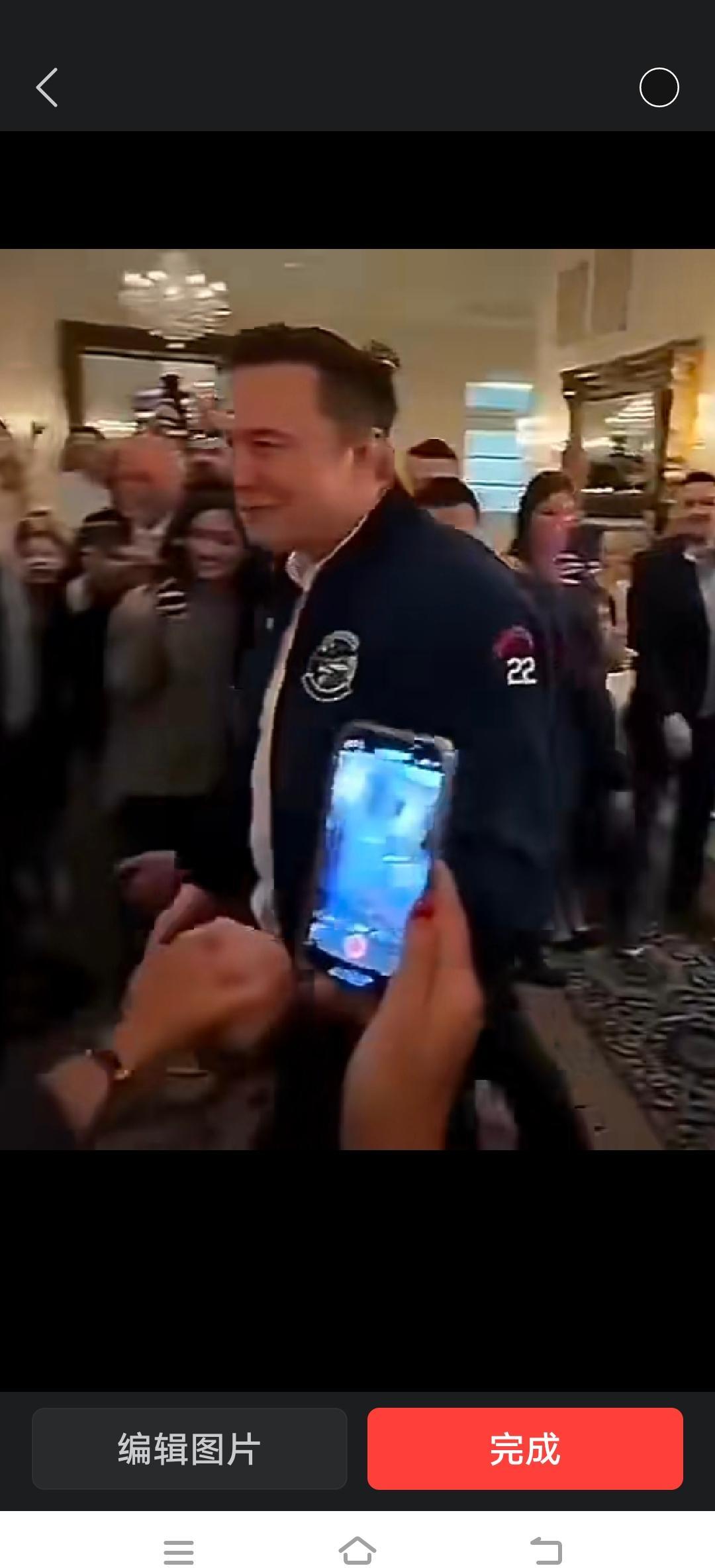 马斯克又进白宫，不再拍桌子，改递PPT。他把开源AI比作“公共自来水”，劝官