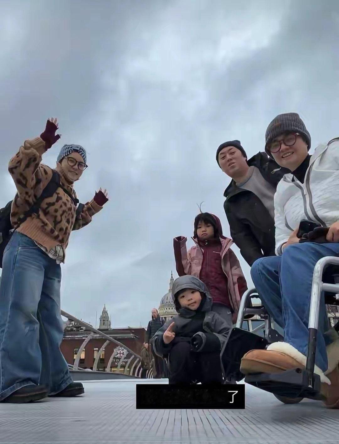 谢依霖带着全家游英国，老公孩子齐露脸。镜头前谢依霖笑得很开心，谁又知道她背后的不