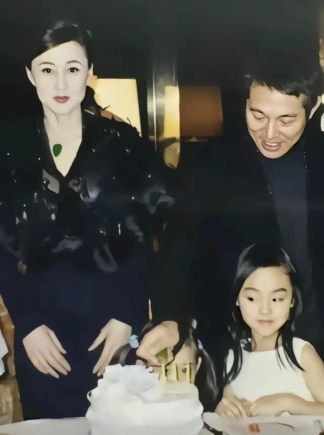 镜头里，利智陪李连杰为女儿庆生，一身打扮精致，那张曾惊艳香江的脸依旧亮眼，可仔细