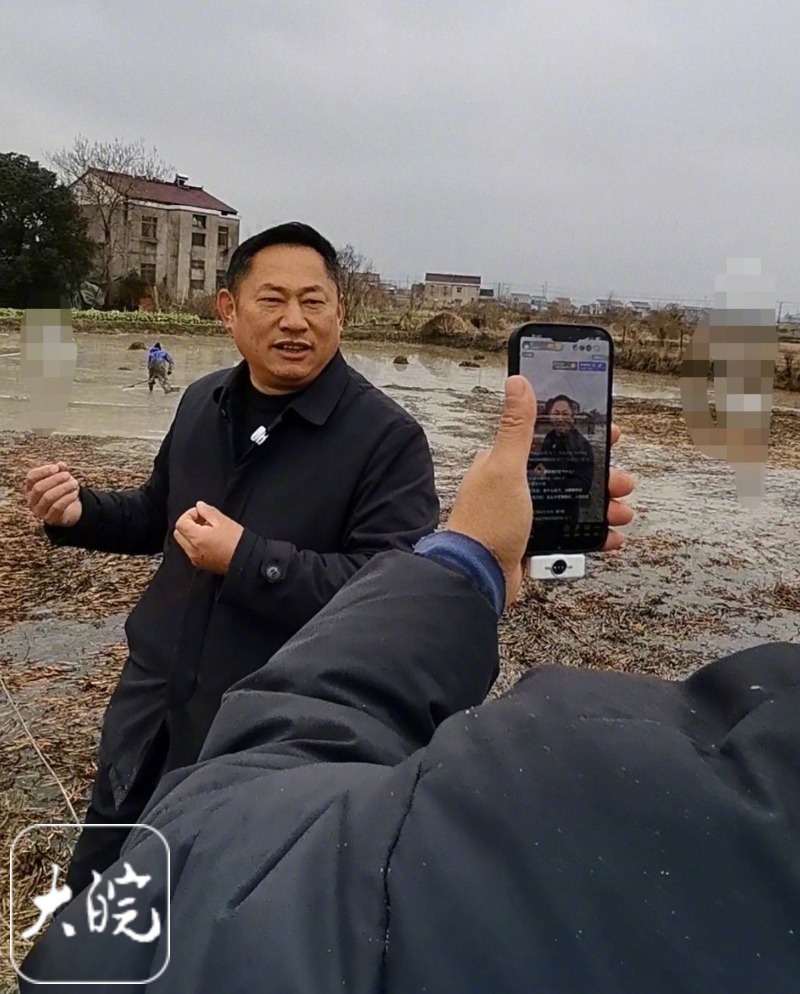 #村支书寒风中蹲田埂直播卖马蹄#【#村支书将百万斤滞销马蹄卖成爆款#】#202