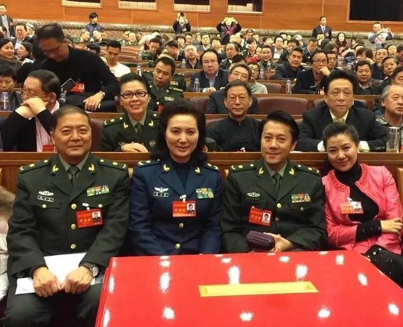 几位演艺界知名人士同框：我最先认出的就是发型拉风、朗目疏眉、英姿飒爽的歌唱家蔡