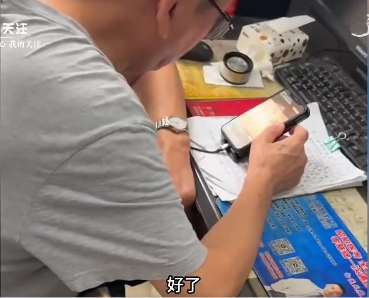 江苏连云港，男子生病了，身体很不舒服，他很着急地去看病，医生让他拍个CT。就在这