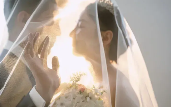 你还敢偷偷把两口子的共同财产赠与给小三？最高人民法院重拳出击，可<em>别</em>再<em>犯</em>傻了，钱还