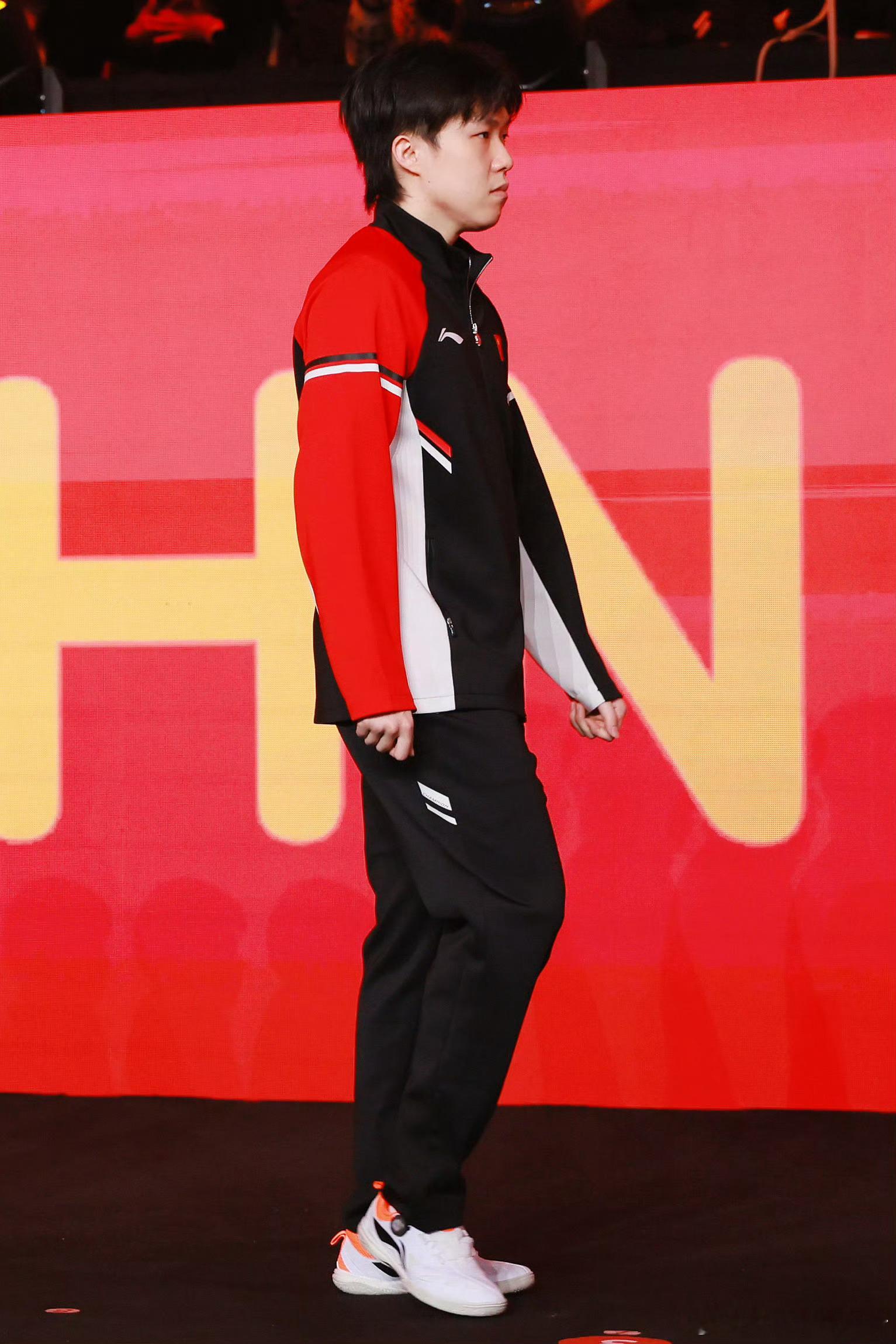 王楚钦这话，是国乒刻在骨子里的“冠军底气”！王楚钦盛赞女队队友当王楚钦在赛后采