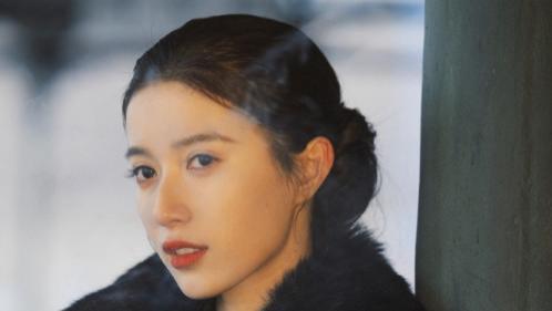 胡嘉欣复古妆造惊艳亮相:美好与经典的完美融合