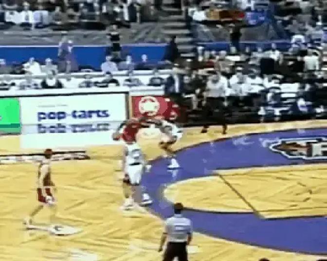 裁判改口！中轴脚能滑半步了NBA悄悄把规则放宽，今年季后赛后撤步跳投猛增2