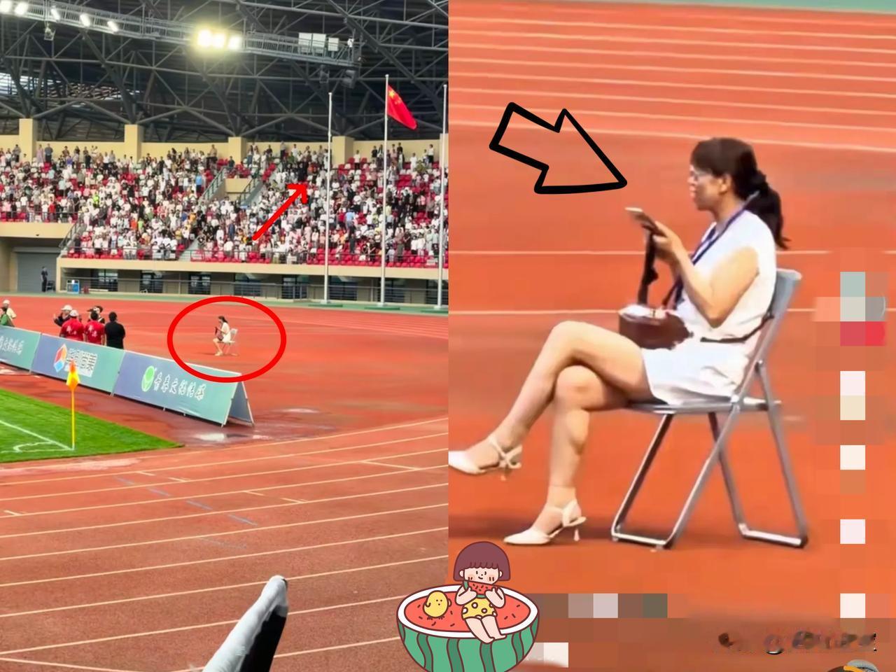 升国旗时全场肃立，唯独一名女子稳坐不动，处在人群中间格外扎眼，甘肃这场足球赛事升