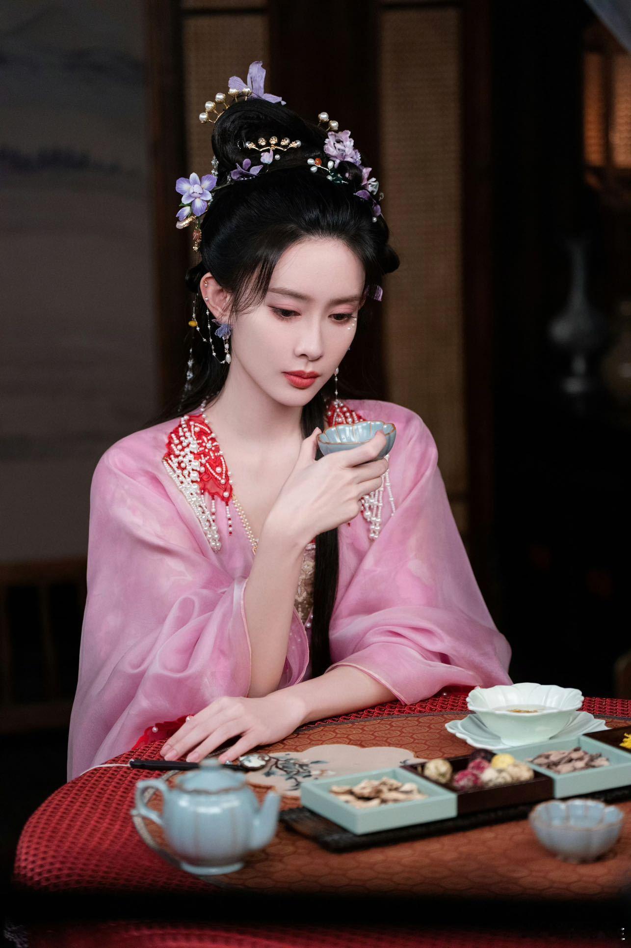 孟子义百花杀妆造这珍珠流苏披风也太重工了！听说手工缝制就耗时17天，穿在孟子义
