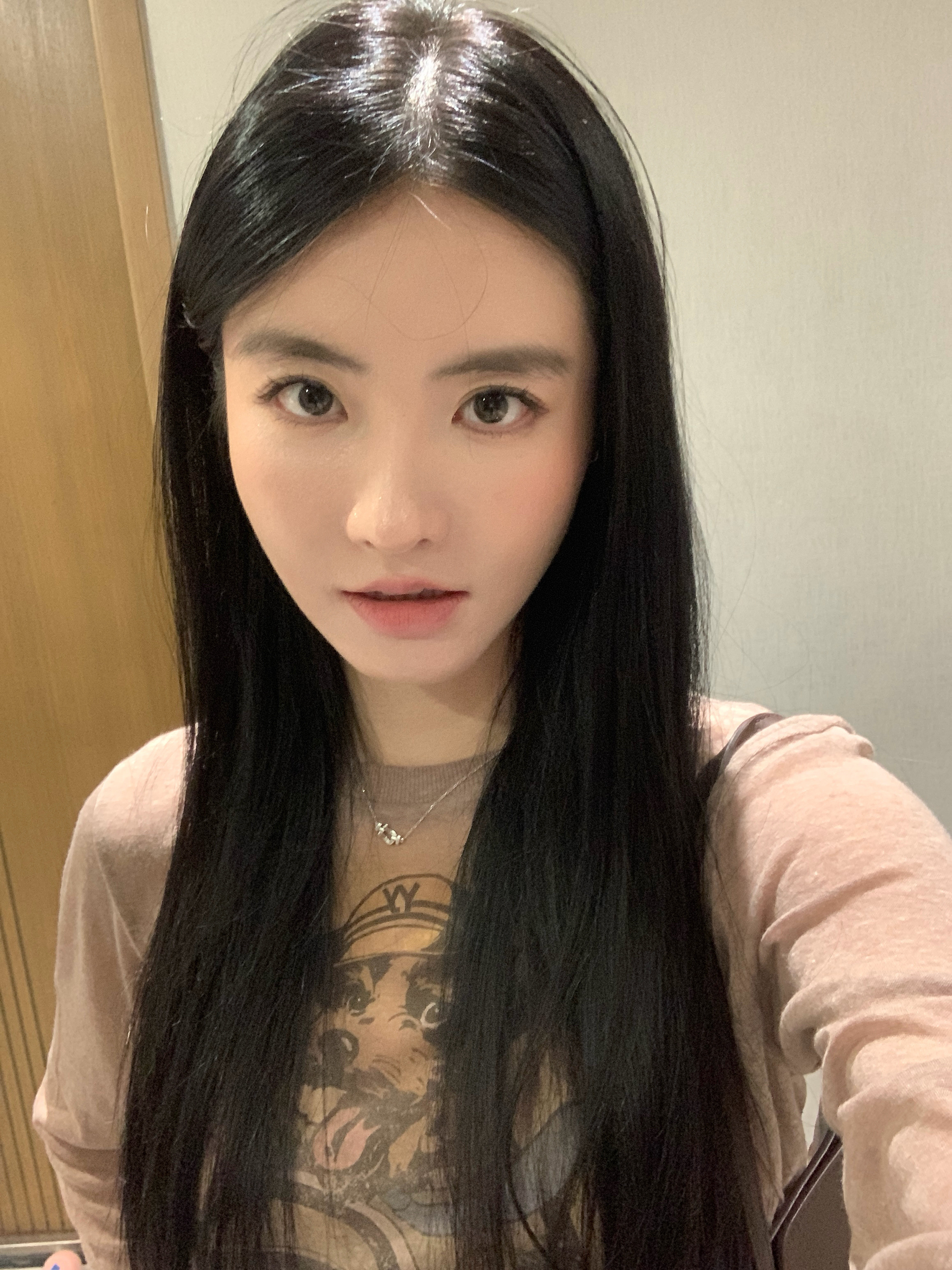 昨天出门前的自拍特别喜欢昨天的妆​​​