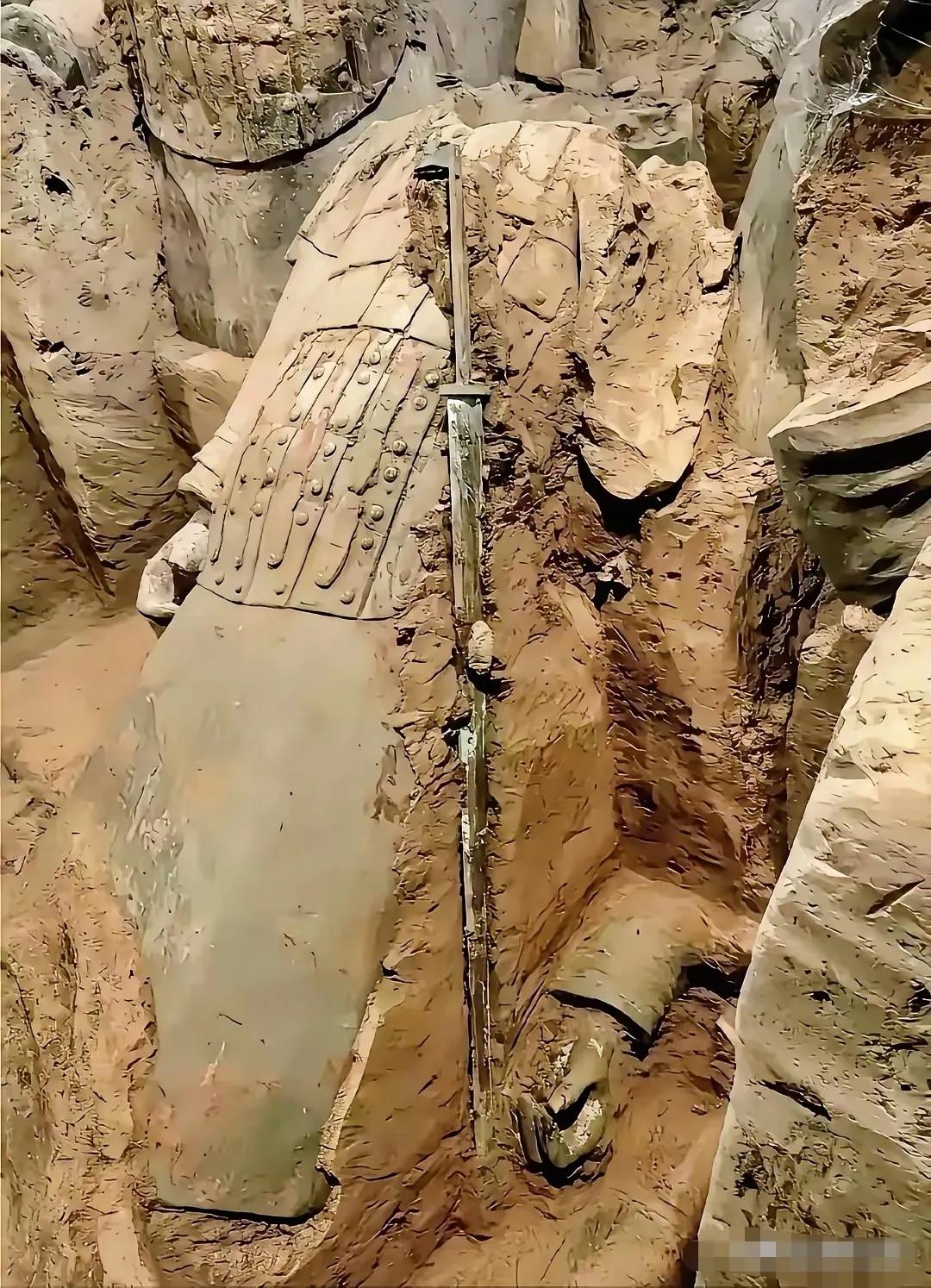 这是当年出土佩剑的陶俑现场，陶俑基本都是按真人比例烧制的，让大家难以理解的是古人