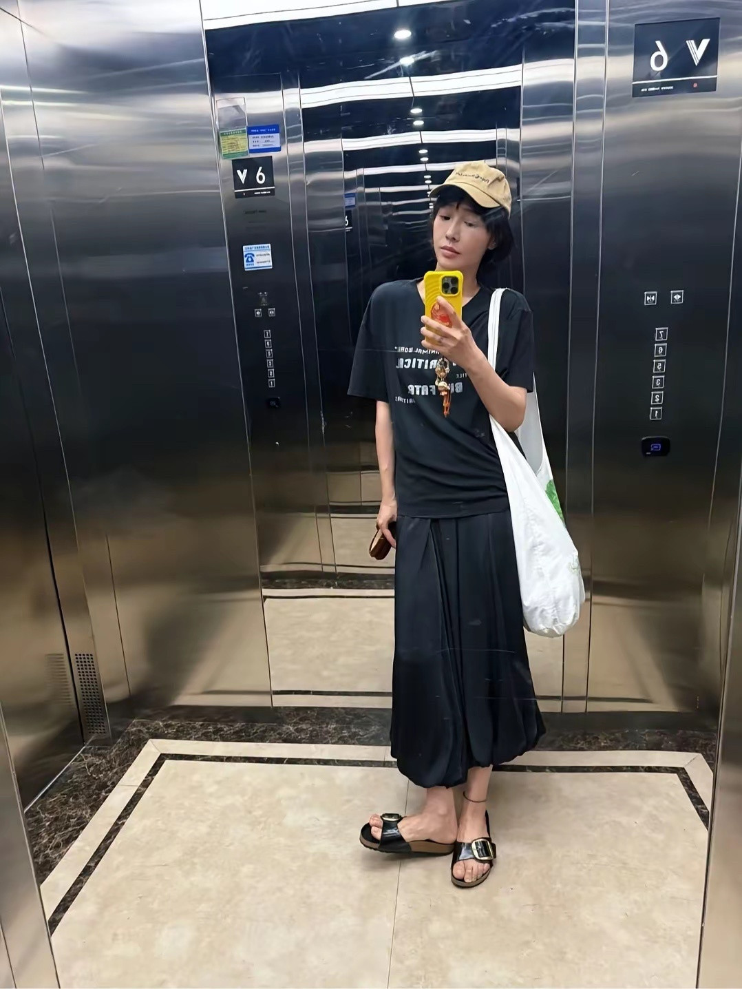 第一次见白百何的脚，二脚趾头长就算了，还磨得都是疙瘩。