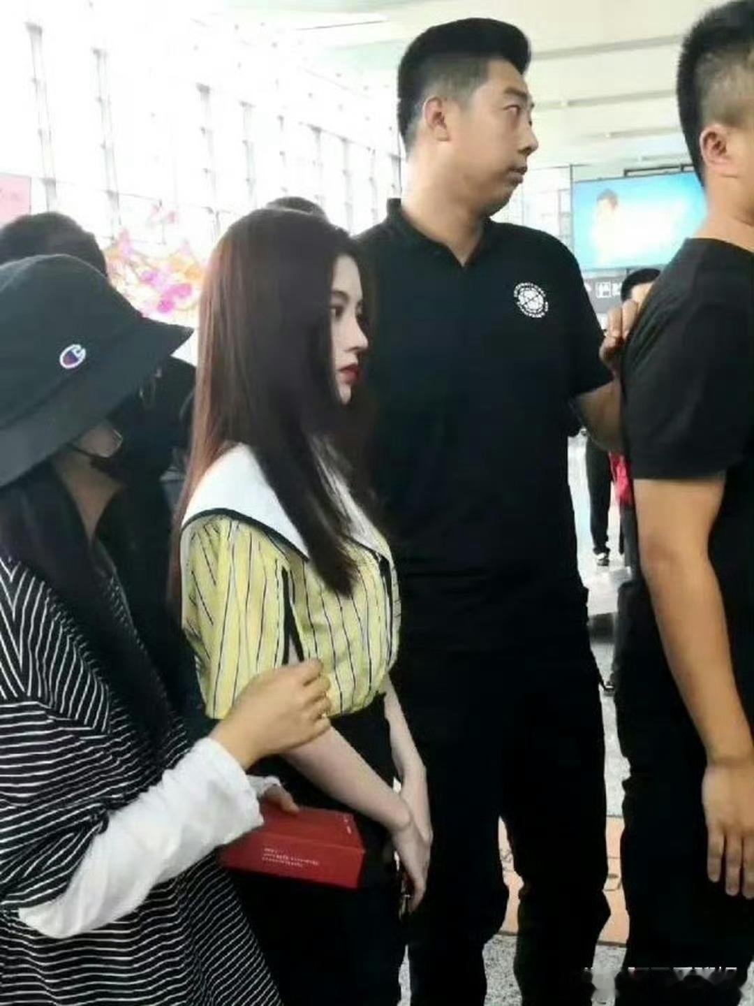 路人镜头下的鞠婧祎，这下明白鼻子为什么叫做“五官之王”了吧！