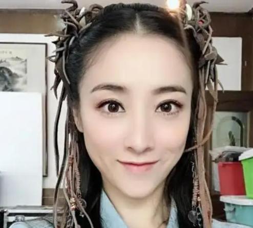 2012年，张艺谋把女演员何珺开除了，为了报复张艺谋，她举报了张艺谋超生。后来，