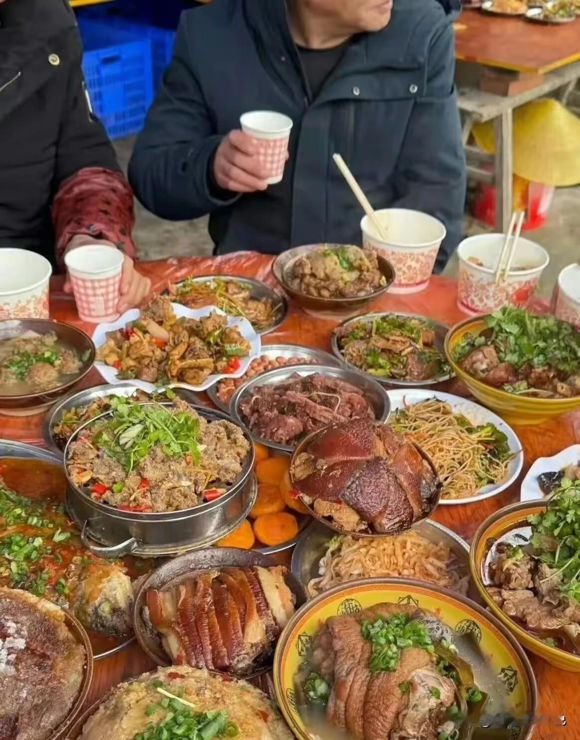 邻居家办的酒席，除了肉还是肉。一顿饭吃下来估计得长两斤肉。